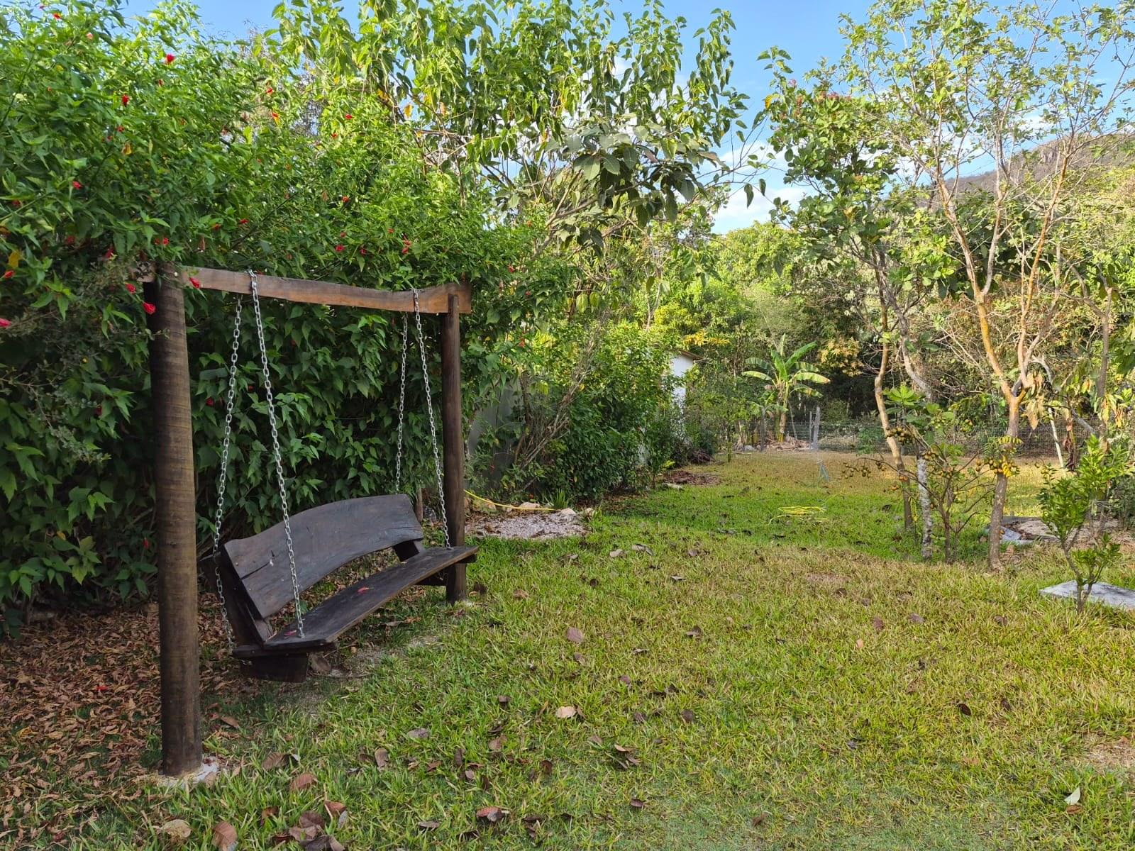 Quintal da Casa da Artista, com balanço entre a vegetação e a serra de Cavalcante ao fundo